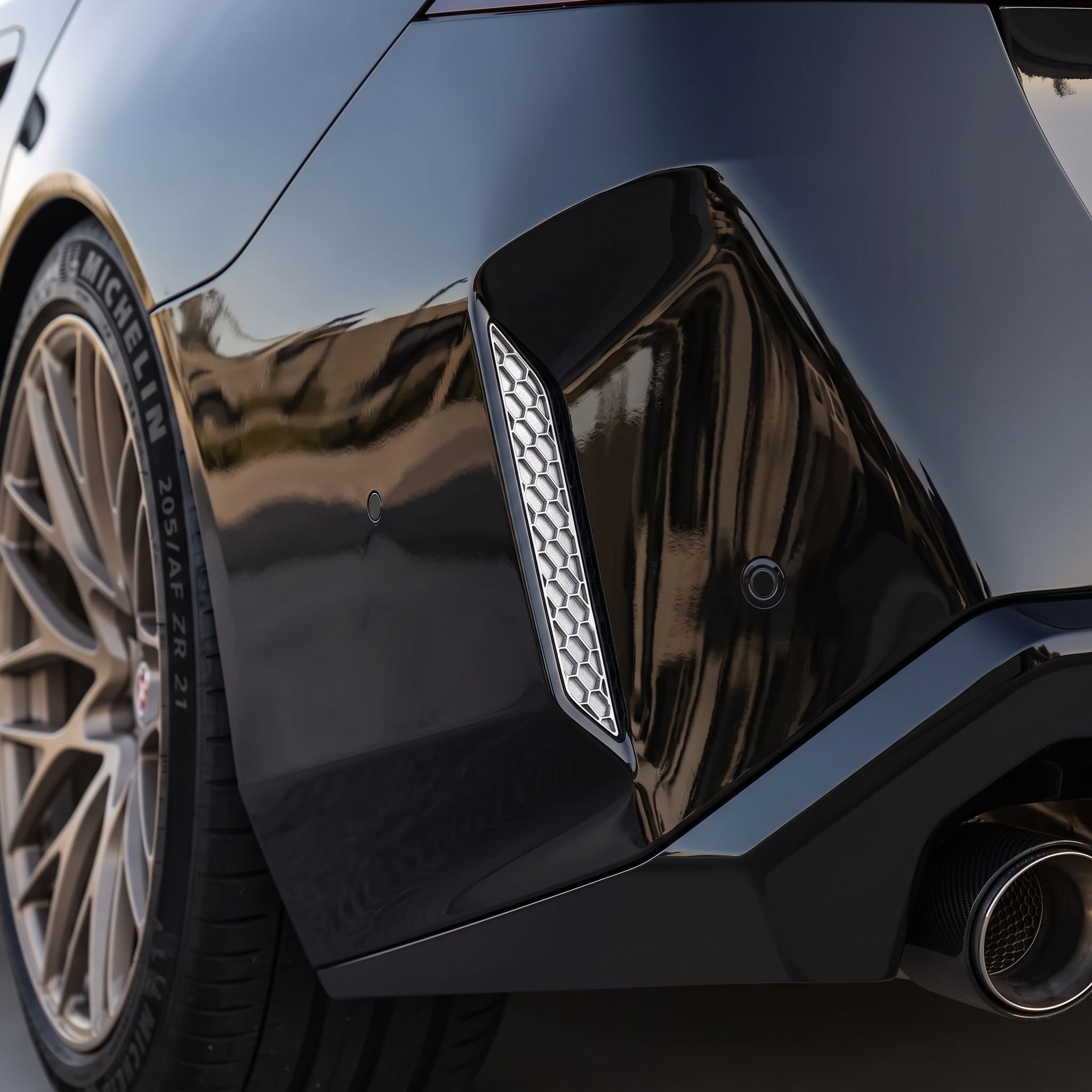 BMW M5 G90/G99 gloss black rear reflector delete detail