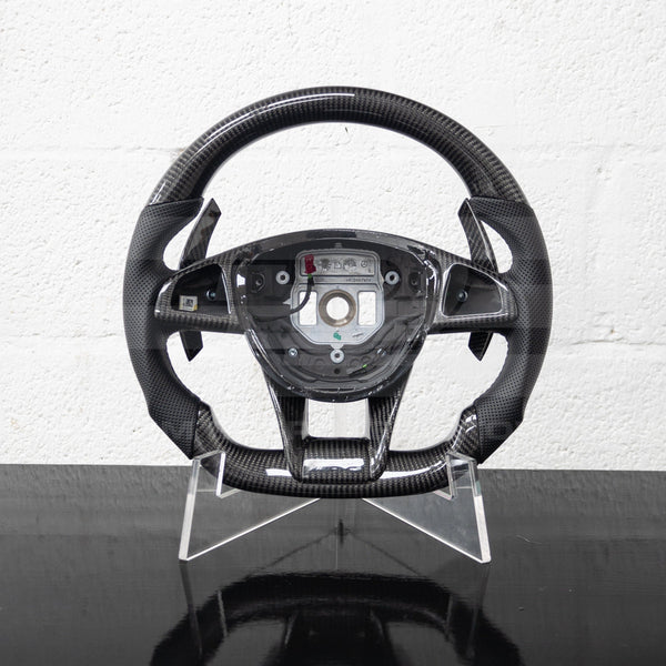 Volante de Mercedes AMG de fibra de carbono personalizado con cuero perforado