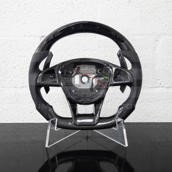 Volante personalizado Mercedes AMG de fibra de carbono con LED y agarres de cuero perforado