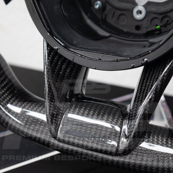 Volante de Mercedes AMG de fibra de carbono personalizado con cuero perforado